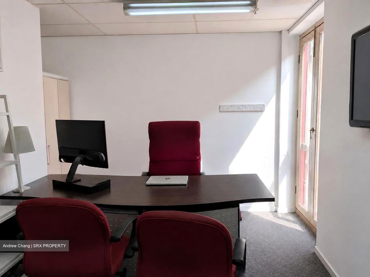 Temple Street (D1), Office #607901741